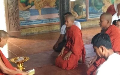 Kinder als Mönche in Kambodscha